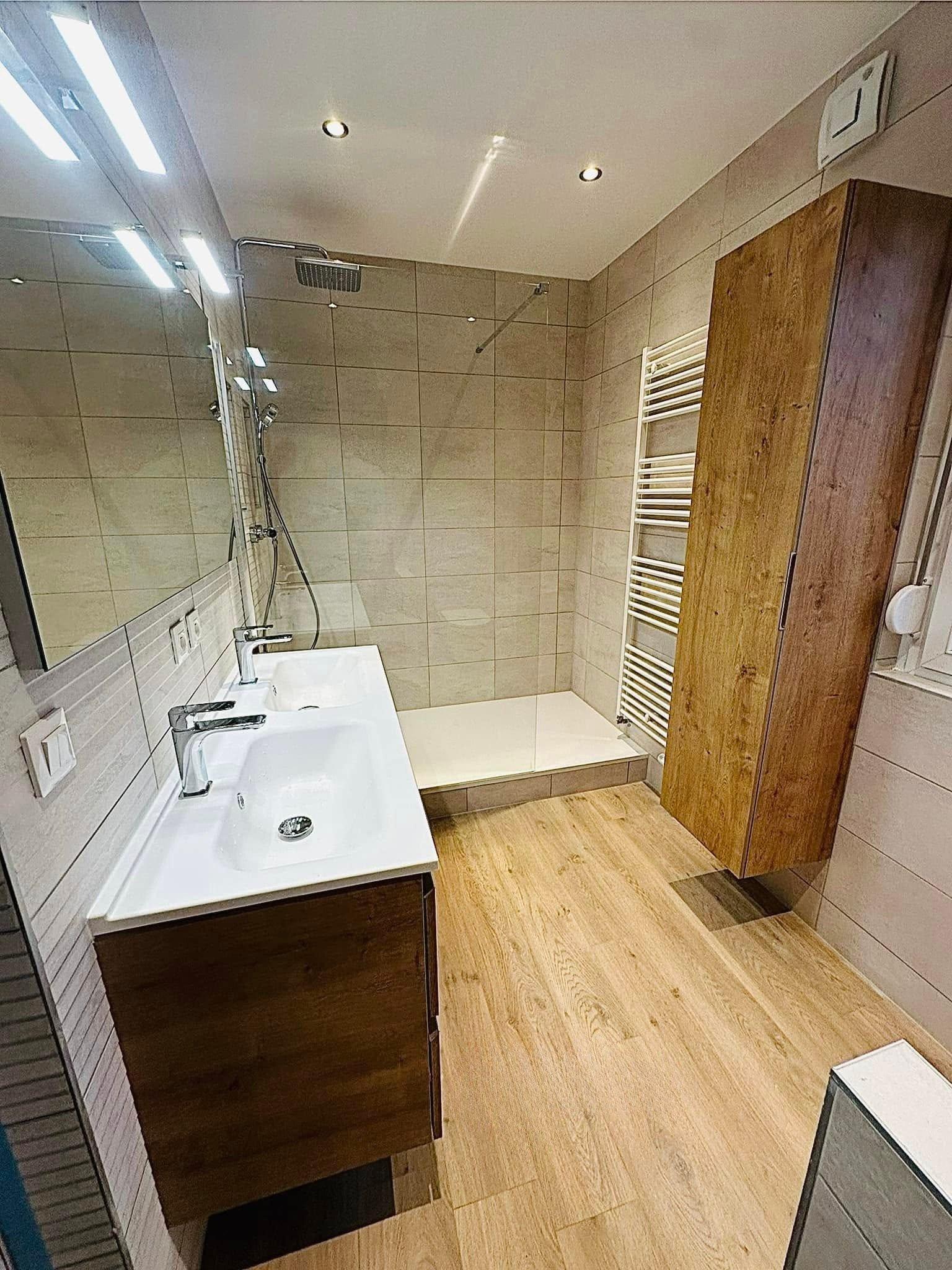 Artisan SASU Max installant une douche à l'italienne à Valentigney