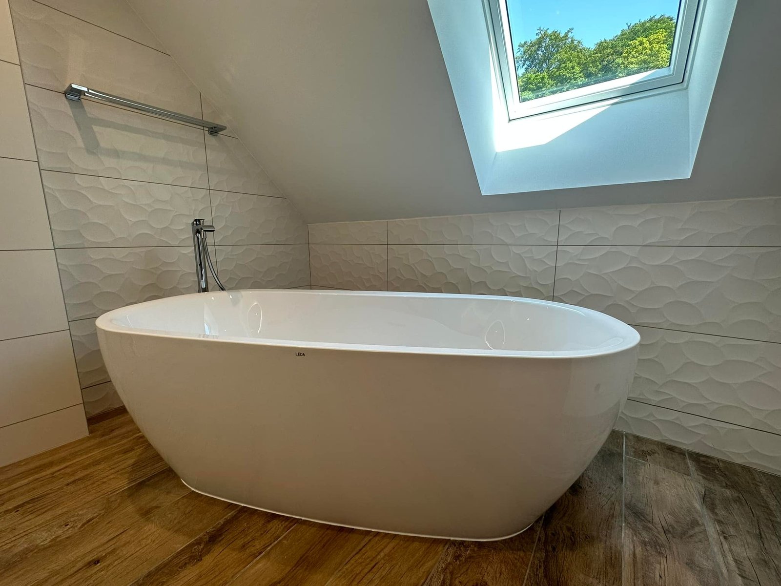Pose de carrelage grand format effet marbre dans une salle de bain