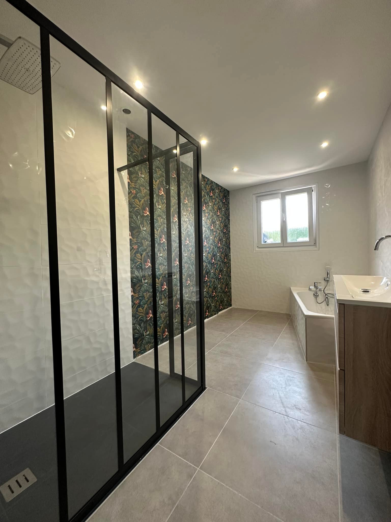 Salle de bain senior sécurisée avec douche accessible à Montbéliard