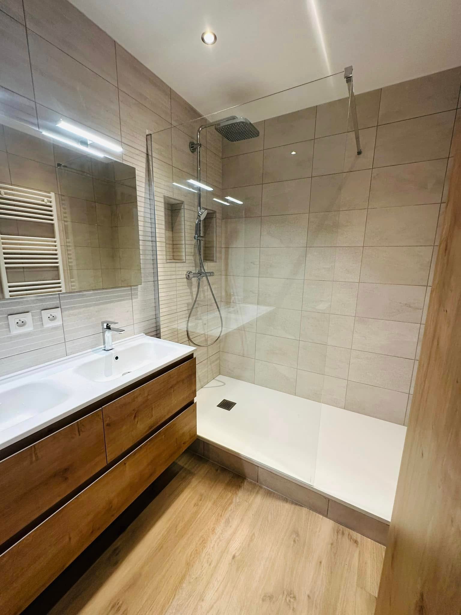 Meuble vasque moderne installé dans une salle de bain à Étupes