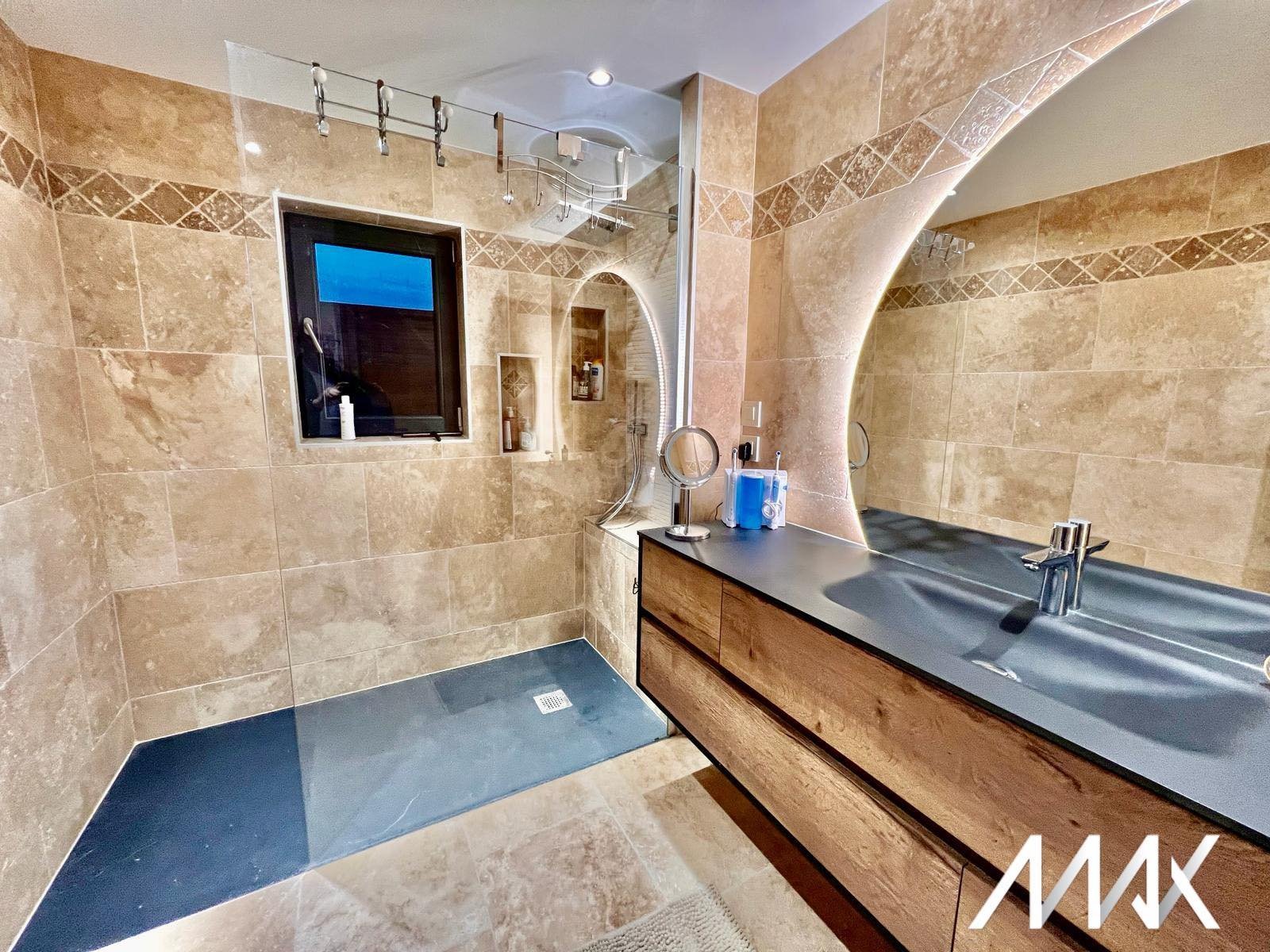 Douche à l'italienne avec carrelage moderne à Grand-Charmont