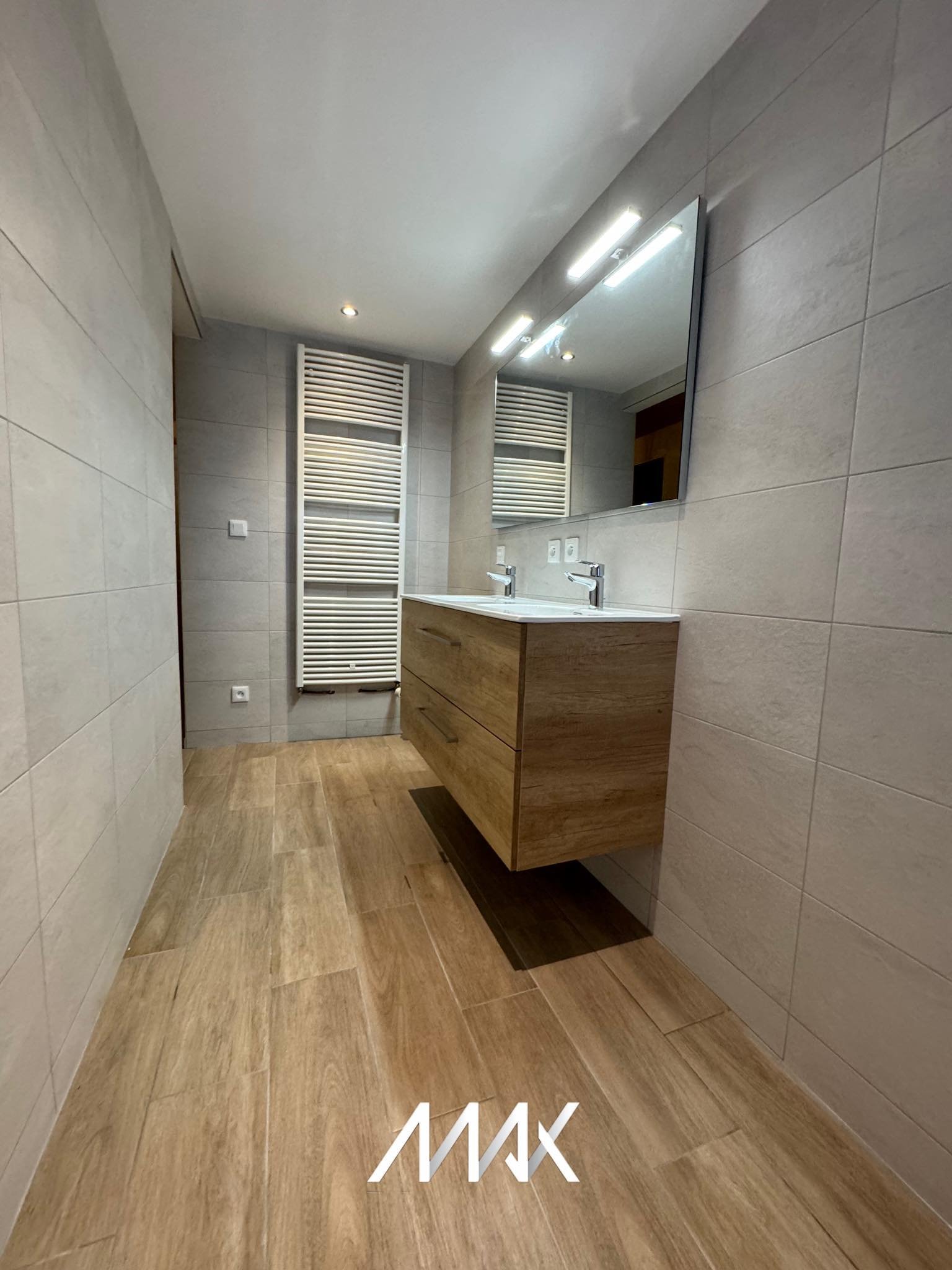 Meuble vasque design avec rangements installé par SASU Max à Montbéliard