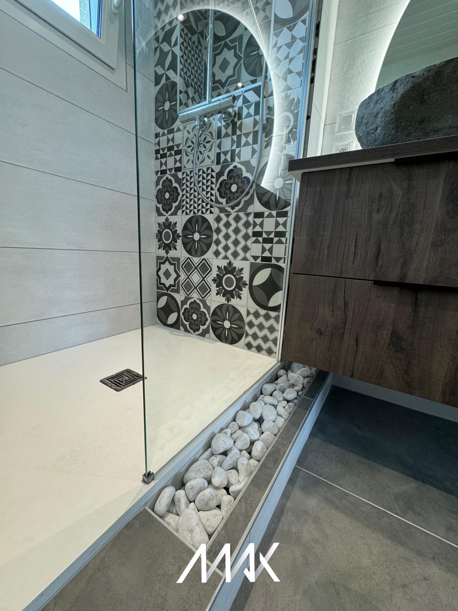 Salle de bain avec carrelage grand format posé par SASU Max à Montbéliard