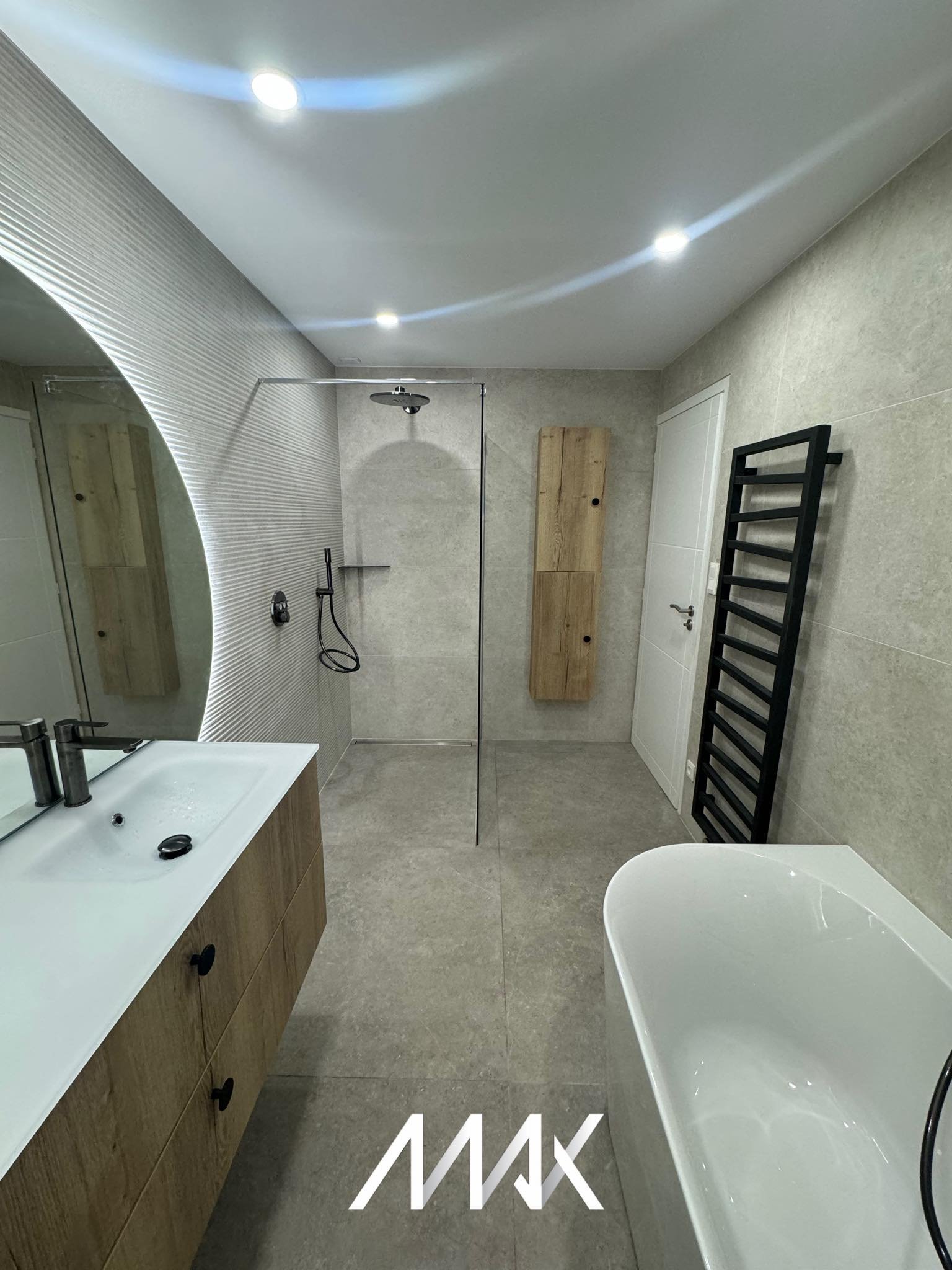 Douche senior avec siège rabattable et barres d'appui