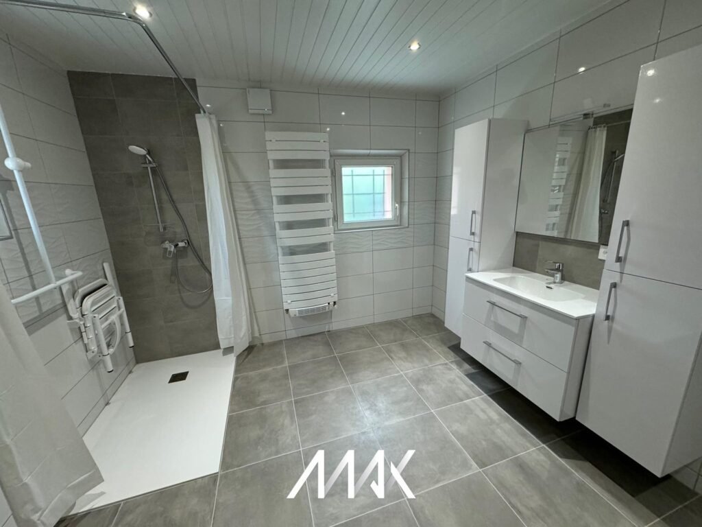Salle de bain multi-générationnelle : les astuces d’aménagement pour un espace adapté à tous