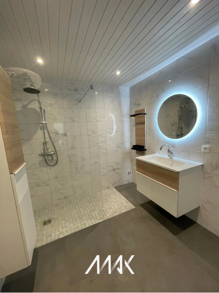 Salle de bain senior à Montbéliard : sécurité, confort et autonomie au quotidien
